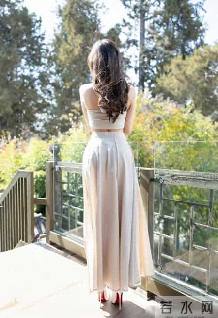 半身裙这样穿，浪漫而不失性感，展现自己最美的一面