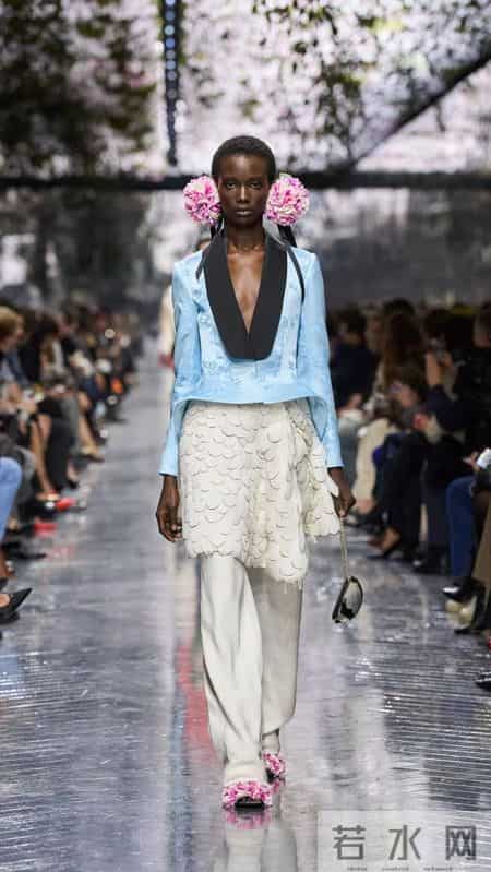 Christian Dior 2026春夏高定系列，繁花中有仙客来