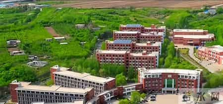 辽宁一高中宿舍使用近15年后，因“存疑的工程质量”问题引发刑事案件，“学生搬离”被指成事故