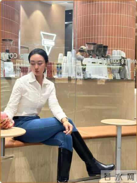 白色衬衫+牛仔裤"太绝了，职场丽人，这样搭时髦减龄显白显气质！