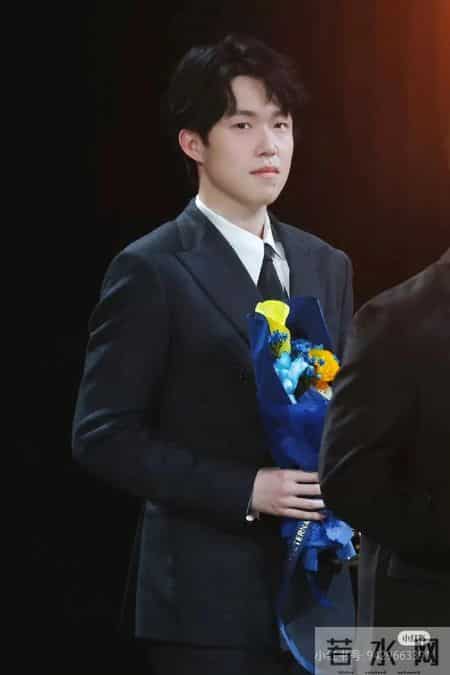 莎莎-太帅了 这衣服能不能永久固定 大头-不太行 训练这一身太别扭了