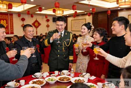 洞房夜被妻子冷拒,我离开时她羞涩开口:营长让我把这个交给你