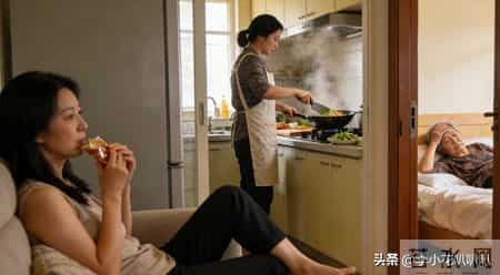我妈一做饭就头晕，我姐天天来蹭饭，我带老婆搬出去俩月，真相了