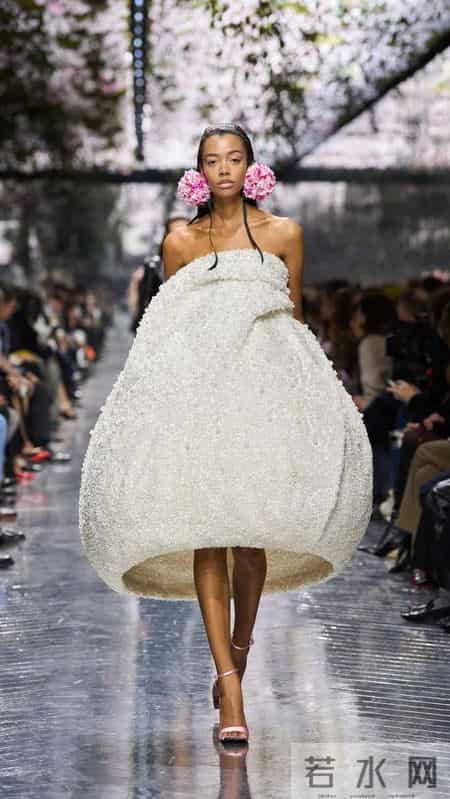 Christian Dior 2026春夏高定系列，繁花中有仙客来