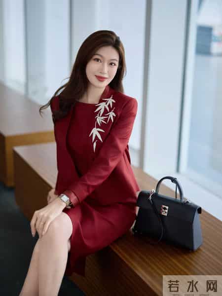 广东省台主持人彭婷婷今日穿红色职业装,脚踩高跟,走路生风