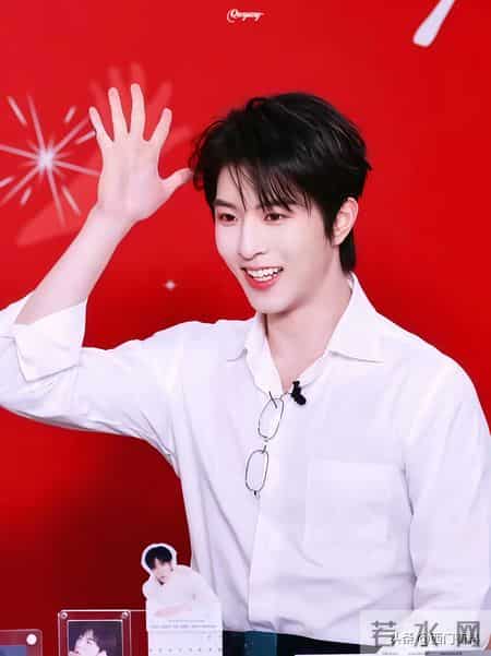 邱鼎杰直播白衬衫配金丝眼镜霸总范十足！衬衣褶皱多成槽点！