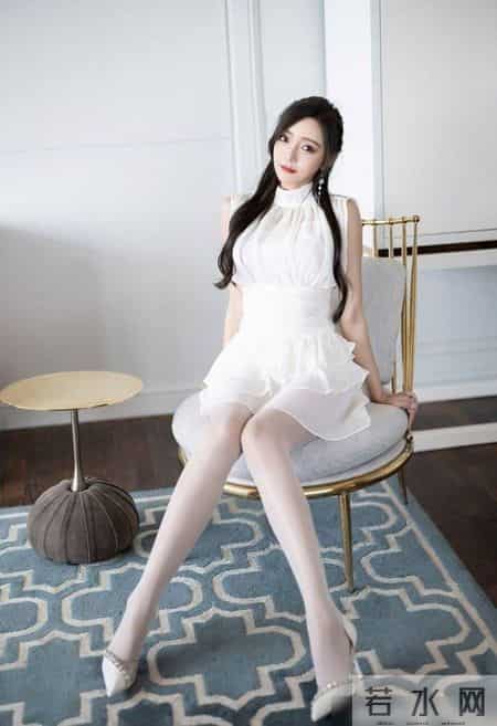 一条设计感满满的小白裙，兼顾上班和约会，让你日常通勤两不误