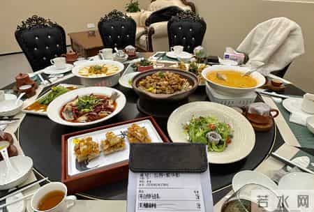 相亲上演荒诞局：闺蜜围坐，男人退场，谁真正被淘汰了？