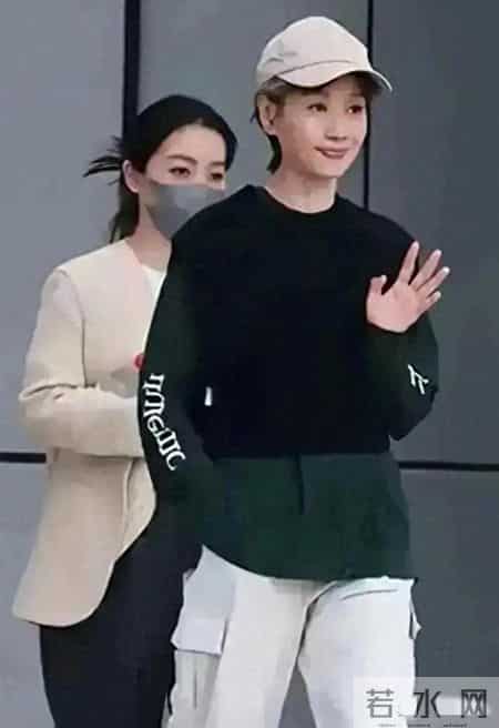 说实话我真的不敢相信她已经61岁了，看起来竟然像四十岁左右的人