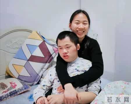 她每晚和弟弟同睡一床，为弟弟洗澡，不找男朋友，后来才知道，她是有苦衷的