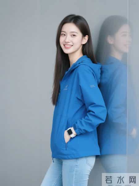 光影下的蓝色冲锋衣与牛仔裤