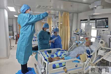 丈夫重病在身，妻子求助警方：他身份证过期了，医疗结算很麻烦；杭州民警穿防护服进ICU为男子办新证
