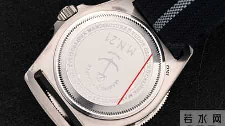别只盯着水鬼了！硬核潜水表，你该看看这只