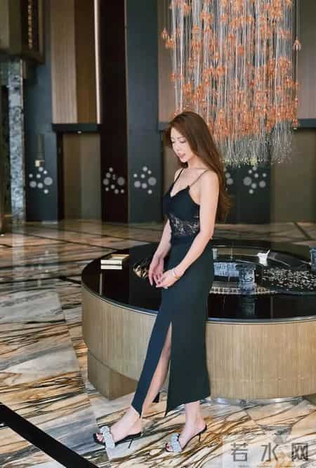 广东省台女主持人下班前后的穿搭，蕾丝吊带裙子也太反差了