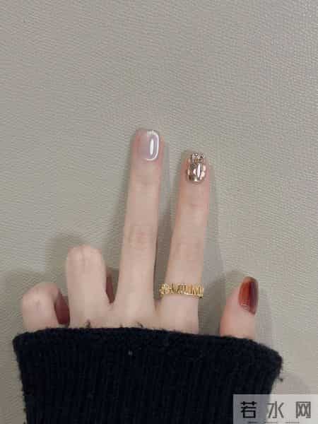 “指尖的冬季序曲｜当雪花吻上落叶”