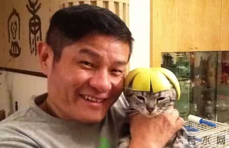 他娶了小24岁妻子，婚后生一儿一女，妻子一夸他帅就会飘