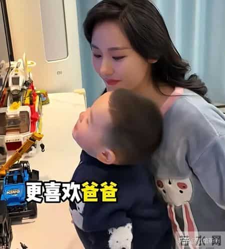 江苏主持人夫妻，同校同行还是同事，带娃播新闻，如今又喜获二胎