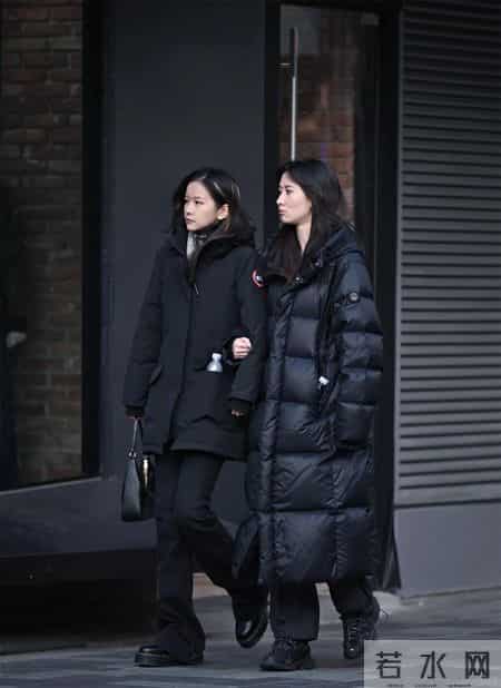 去上海发现，羽绒服没人搭小脚裤，满大街都在穿阔腿裤，高级时髦