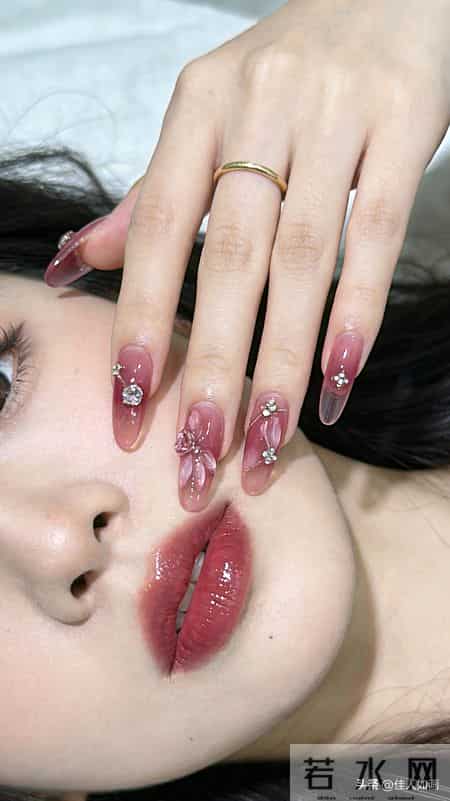 一枚金戒+水晶美甲，精致感直接拉满