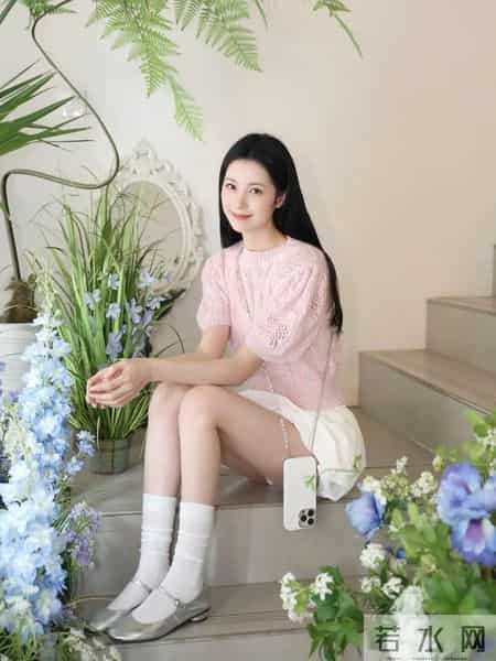 粉白配色穿不好显幼稚？用“软硬材质混搭”破局，甜而不腻