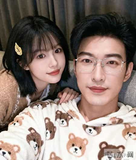 爱情不分年龄，杨咩咩很调皮说：小老头有退休金啊我喜欢闻老人味