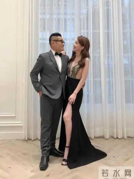 他娶了小24岁妻子，婚后生一儿一女，妻子一夸他帅就会飘