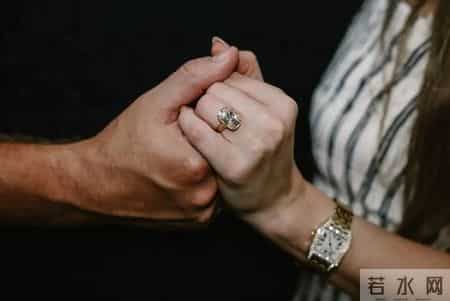 钻石价格暴跌！17万买的卡地亚钻戒只值4万，买钻戒的人全悔疯了