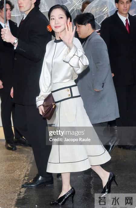 巴黎这一夜，周迅惊艳亮相，刘雯脸部瘦脱相，金高银松弛感拉满