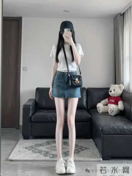 “白 Polo + 牛仔短裙” 太绝了！