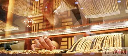 男子连续15年为妻女购买黄金,一共买了28件金条、金饰,投入超过65万,预估收益超过100万!