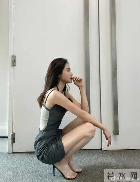 美娜这么喜欢躲着拍照？