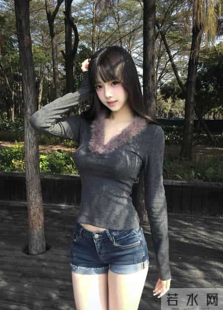 毛绒领上衣+牛仔热裤把“纯欲腿精感”焊在树林里了