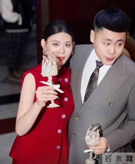 新郎晒44张婚纱照，仅有6张新娘正脸，其余大半是母亲，女方回应