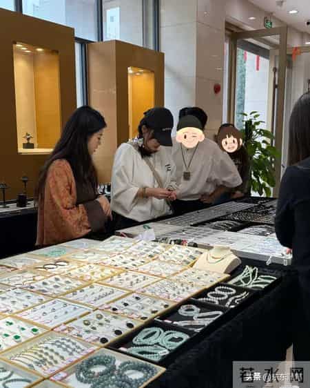薛佳凝自曝金价300多元一克时，买了两公斤！有个男演员买了9公斤