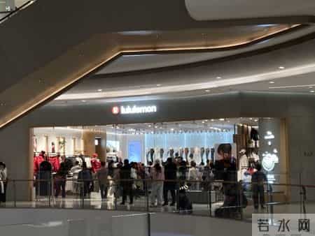 “一蹲就透”？Lululemon再现产品争议 此前瑜伽裤因存走光风险启动召回