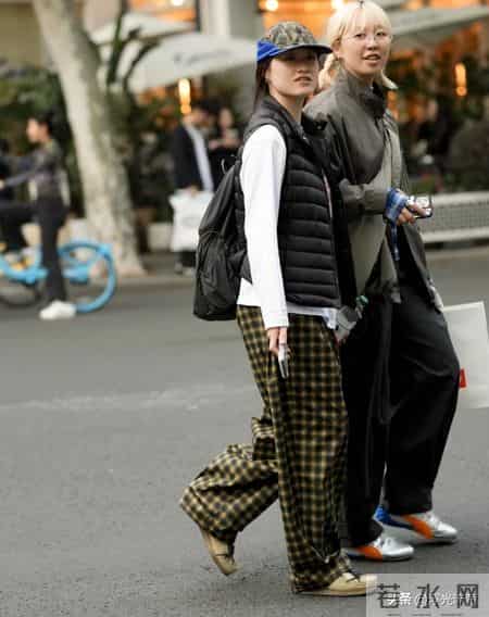 看了上海街拍才发现：满大街都是“排骨羽绒服”，既保暖又时髦