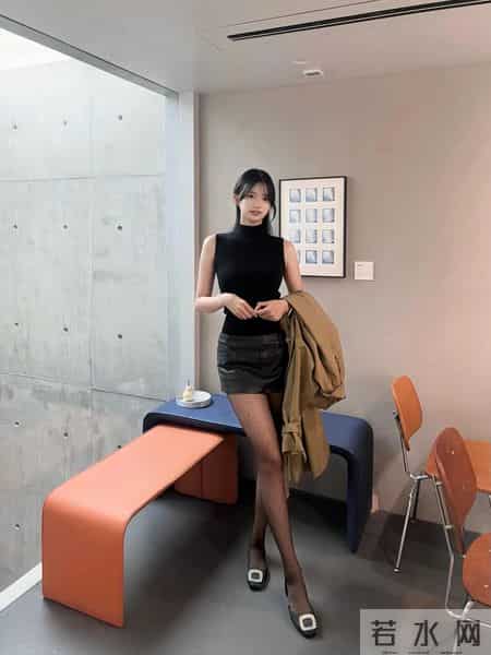 “咖啡馆拍照”穿什么？黑色上衣+西装裙最稳，怎么拍都不慌