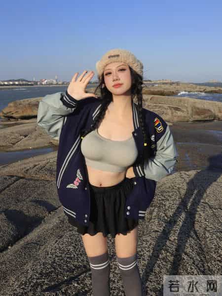 棒球服+短裙在海边把“甜酷松弛感”焊死了