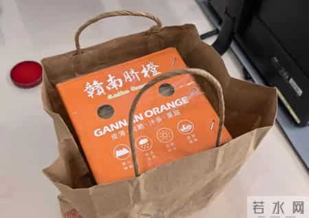 一箱“水果”7万块，出租车果断拐进派出所！