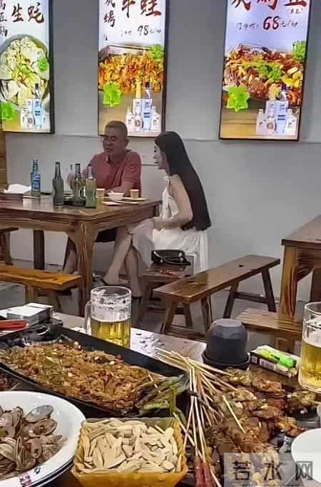 朋友说经济好不好，看女人就知道