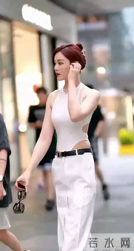 这女生身材如此高大，还能这么匀称，太少见了，身材比例堪称完美