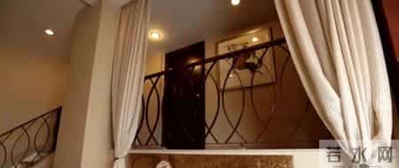 48岁演员陈龙现状曝光！住上海1.2亿豪宅，漏成“水帘洞”：这点风雨算什么