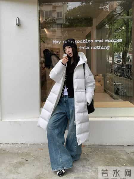 再次重申：羽绒服下面尽量少穿运动鞋，学成都太古里这样穿温暖又高级