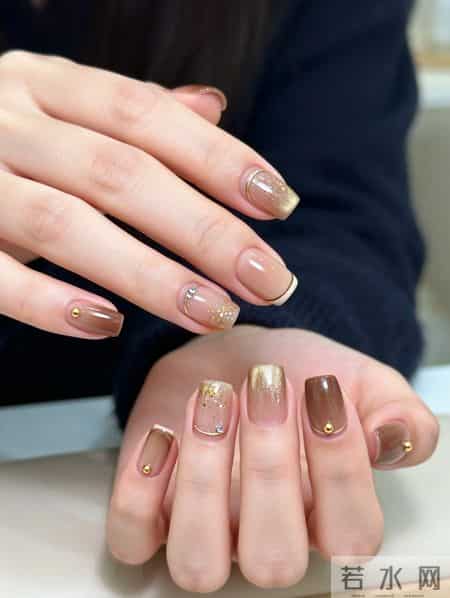 新年美甲就是要金灿灿的 温柔碎金奶咖