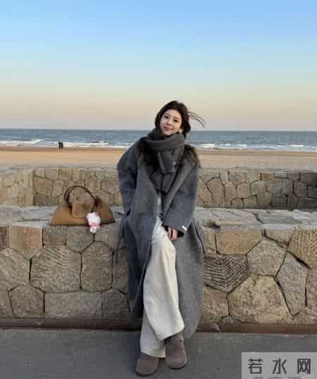 “深灰色大衣+阔腿裤”秋冬最经典搭配，干练随性有气质，太爱了