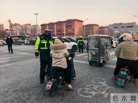 菏泽牡丹区：头盔没戴好，抓拍跑不了