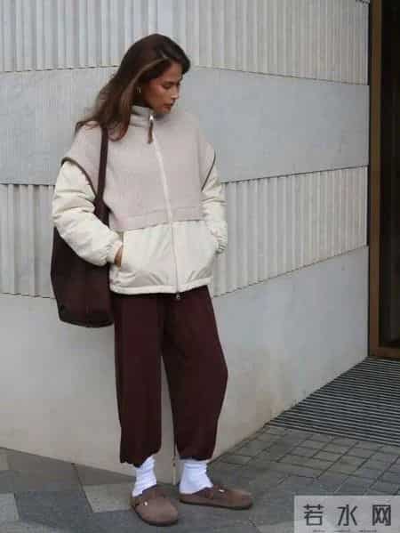 “阔腿裤+勃肯鞋”竟是冬天最流行组合，松弛又减龄