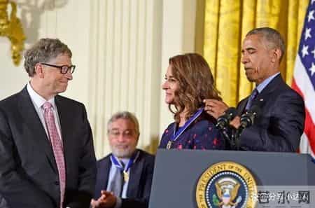 回顾：与小12岁男友甜蜜牵手，比尔盖茨前妻的 LV 老花穿搭，竟被嘲 “土豪感” 拉满