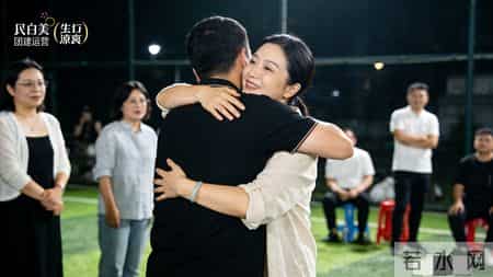 老婆团建和男闺蜜搂抱,回家炫耀旧情复燃,我笑着成全反让她愣住