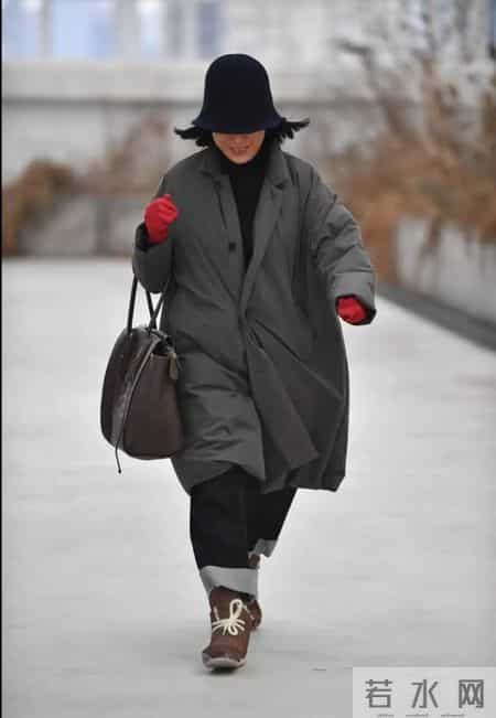 这才是60岁该有的打扮:衣不穿紧,色不过三,美得优雅又高级